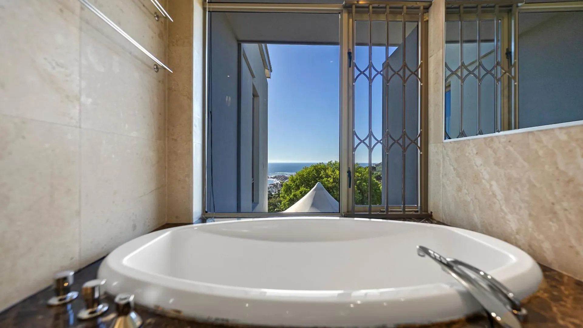 Sea Views, Secret Garden, 3 Bedroom Villa In Camps Bay Città del Capo
